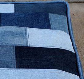 Housse de coussin en denim retravaillé fabriquée à partir de chemises et pantalons en denim vintage, Style #CR767