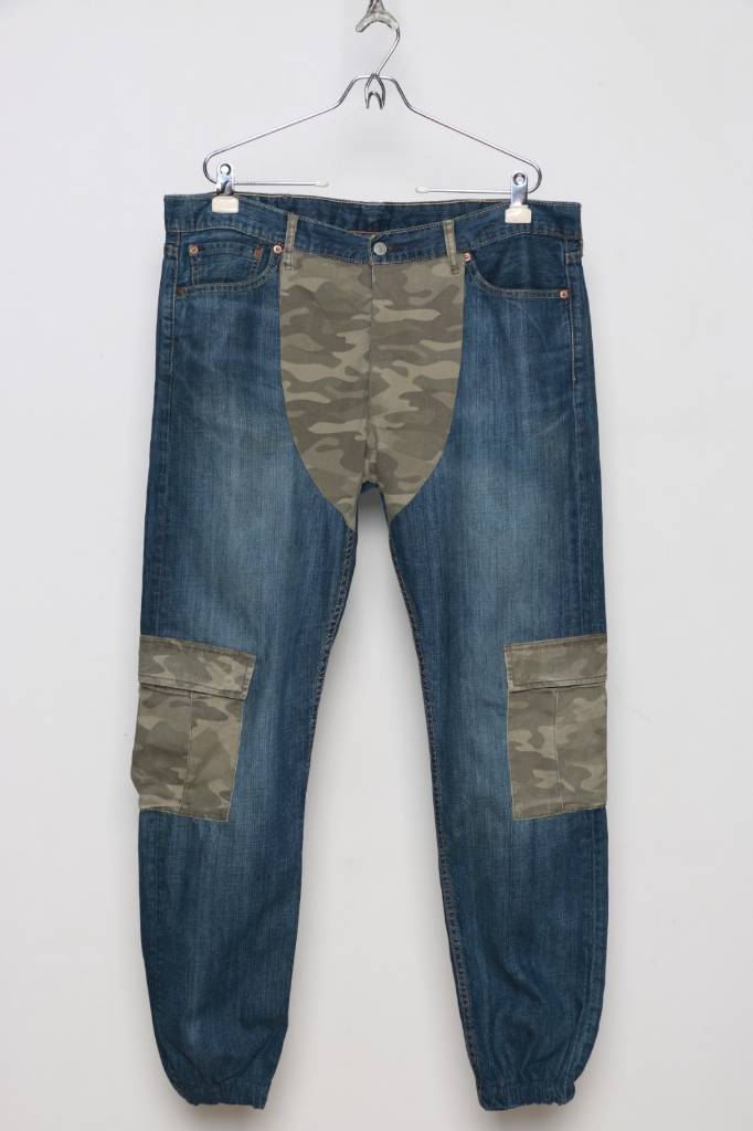 Jeans en denim camo pour homme retravaillés à partir de vieux pantalons en denim Lee, Levis et Wrangler, Style # CR989