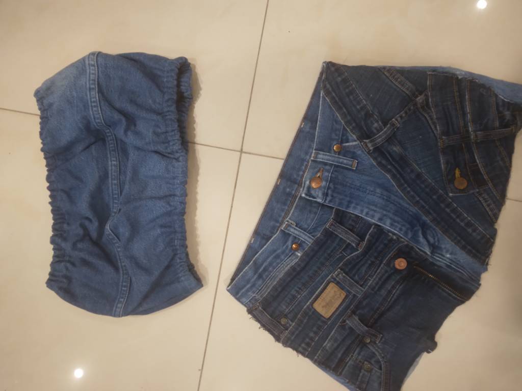 Überarbeitetes Damen-Denim-Trägershirt und Minirock aus Vintage-Hosen von Lee, Levis und Wrangler, Stil-Nr. CR847