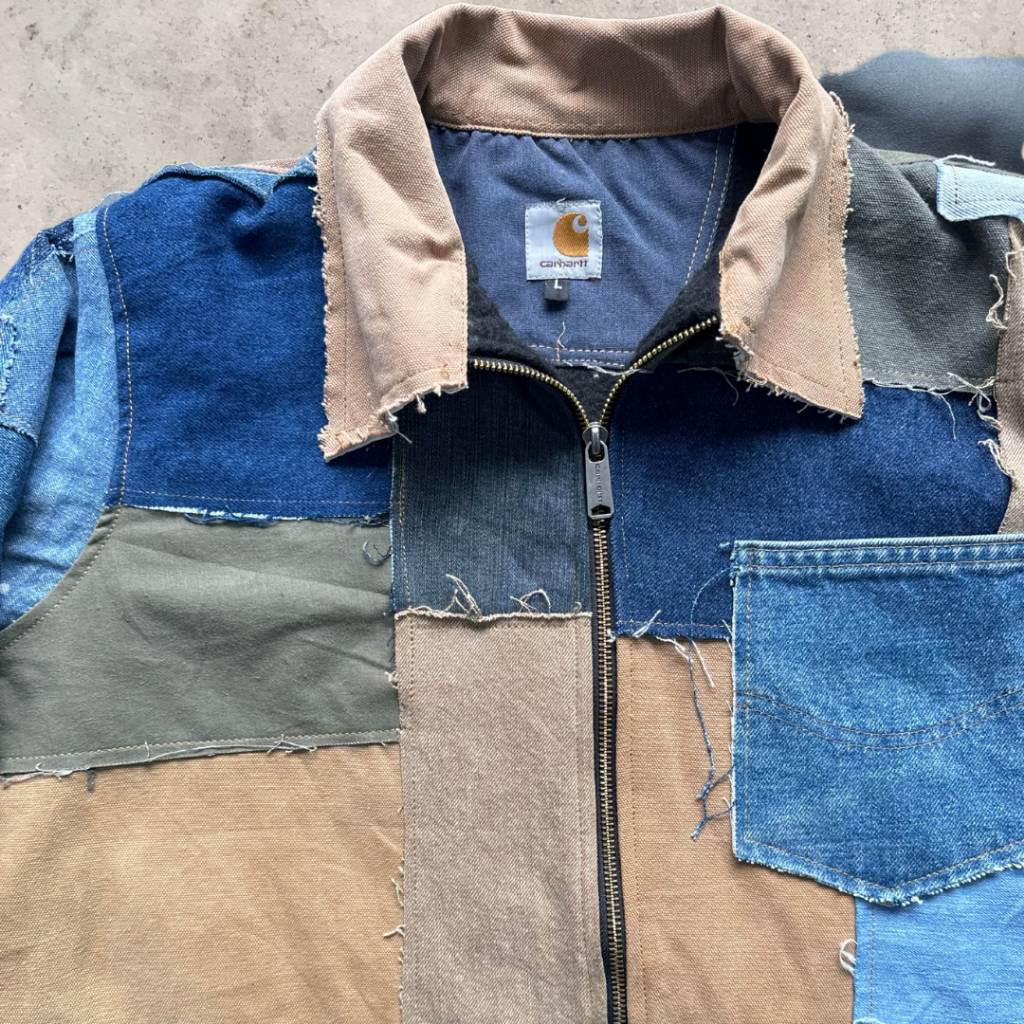 Veste en patchwork brut en denim et vêtements de travail Carhartt recyclés - col Detroit beige