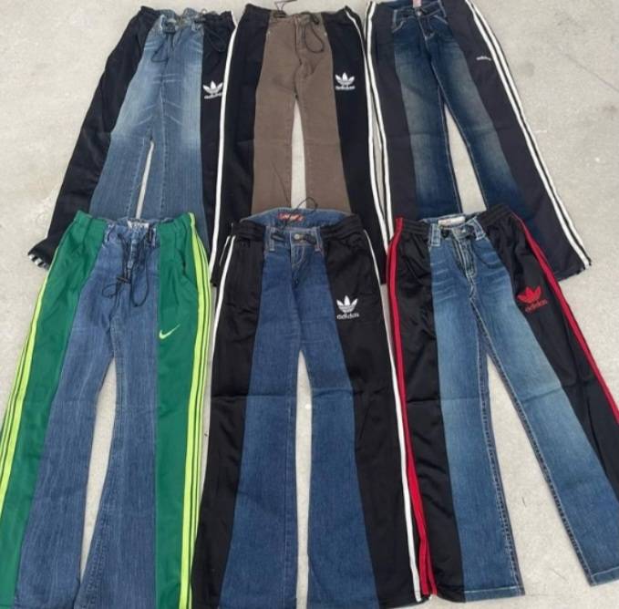 Jeans en denim pour femmes retravaillés avec un mélange de pantalons Nike, Adidas, Puma, Fila, Under Armour et d'autres pantalons vintage ainsi que du denim non marqué, Style # CR823.