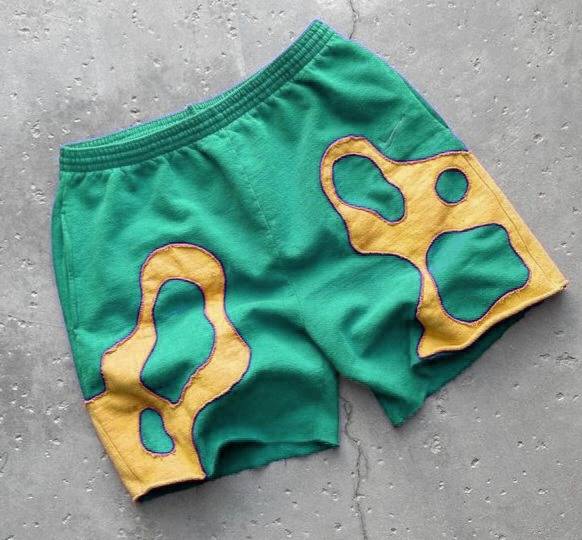 Shorts pour hommes bicolores retravaillés fabriqués à partir de t-shirts vintage Nike, Adidas, Puma, Fila, Under Armour et autres, Style # CR766.